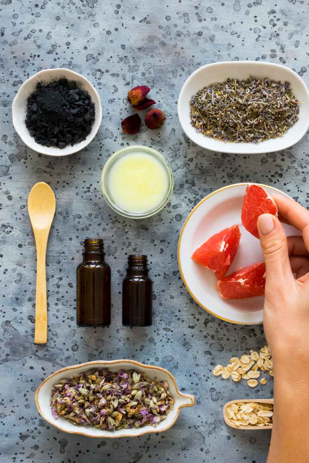 Ingredientes naturales y aceites esenciales, utilizados en prácticas complementarias dentro de la medicina funcional y la nutrición consciente.